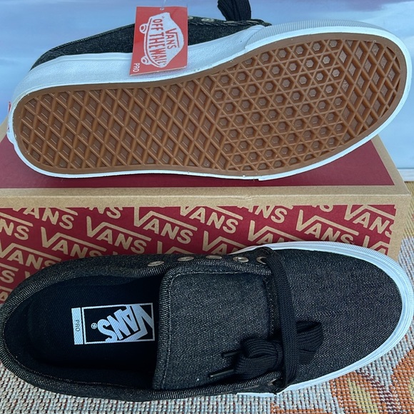 Vans WMNS Chukka Low (Denim) Black/Pewter/White
VN0A38CGRY8
Sneakers - Picture 4 of 16